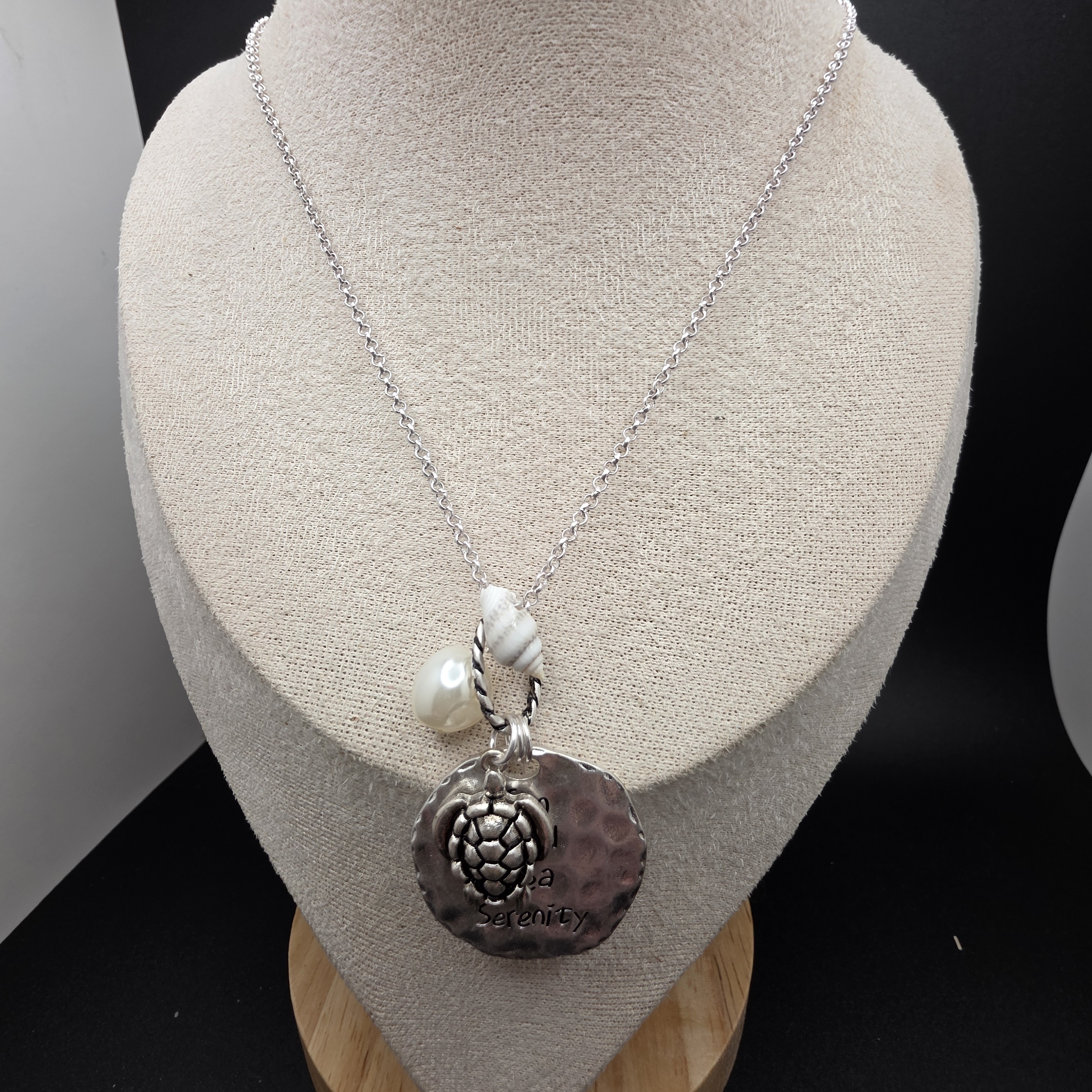 Necklace With Pearl And Textured Pendant (2146)